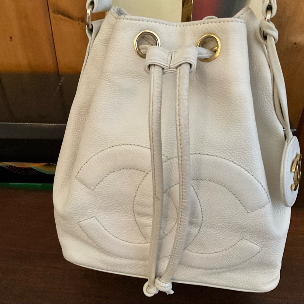 Chanel Bucket Vintage White Chain-Leather straps with Bag Charm
